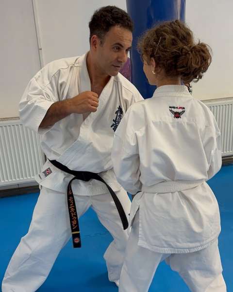 Antrenament de Kyokushin pentru copii cu senseiul – Zanshin Dojo Brașov