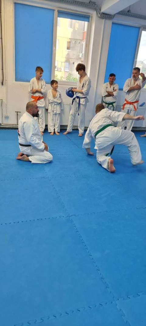 Demonstrație la grupa de copii – Kyokushin Karate, Zanshin Dojo Brașov