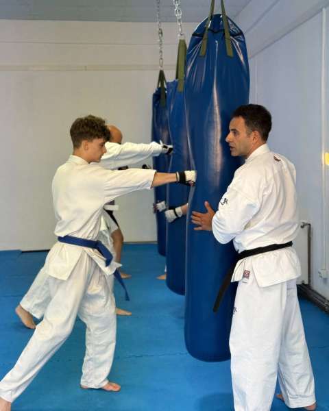 Lovituri la sacul de box la antrenamentul de Kyokushin – Zanshin Dojo Brașov