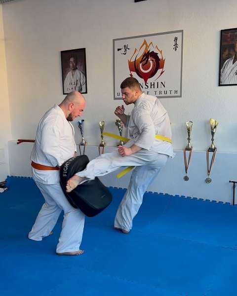 Karateka la antrenament de lovituri în paos (kumite) la Zanshin Dojo Brașov – Kyokushin Karate