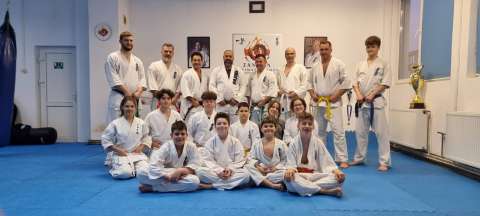 Grupa Zanshin Dojo Brașov alături de trofeu – Kyokushin Karate Brașov