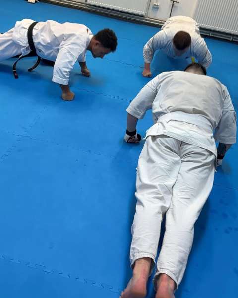 Pregătire fizică, flotări la antrenamentul de Kyokushin – Zanshin Dojo Brașov