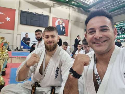 Sportivi Zanshin Dojo Brașov la o competiție internațională de Kyokushin Karate, alături de trofeu