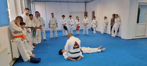 Seminar de Kyokushin – demonstrație tehnică în dojo, Zanshin Dojo Brașov
