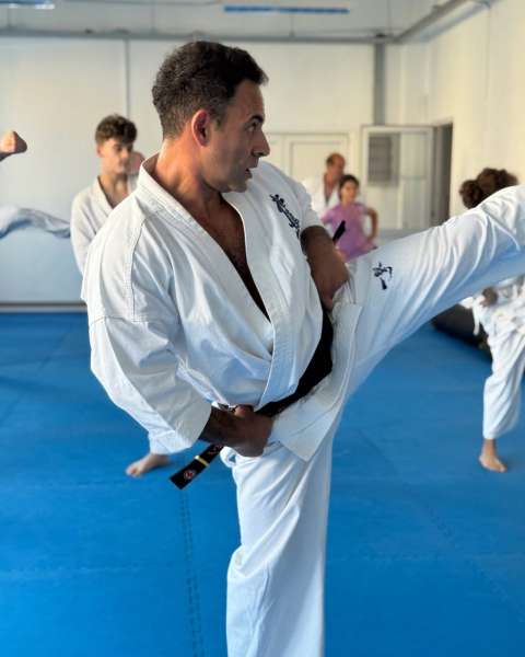 Senseiul executând o lovitură înaltă la antrenament – Kyokushin, Zanshin Dojo Brașov