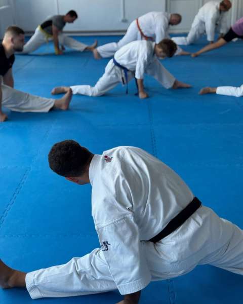 Stretching și mobilitate la antrenamentul de karate – Zanshin Dojo Brașov