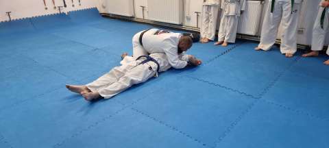 Demonstrație de tehnică la sol la antrenamentul de Kyokushin – Zanshin Dojo Brașov