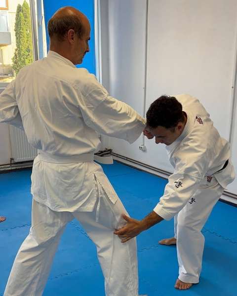 Lucru tehnic în doi la antrenamentul de karate – Zanshin Dojo Brașov
